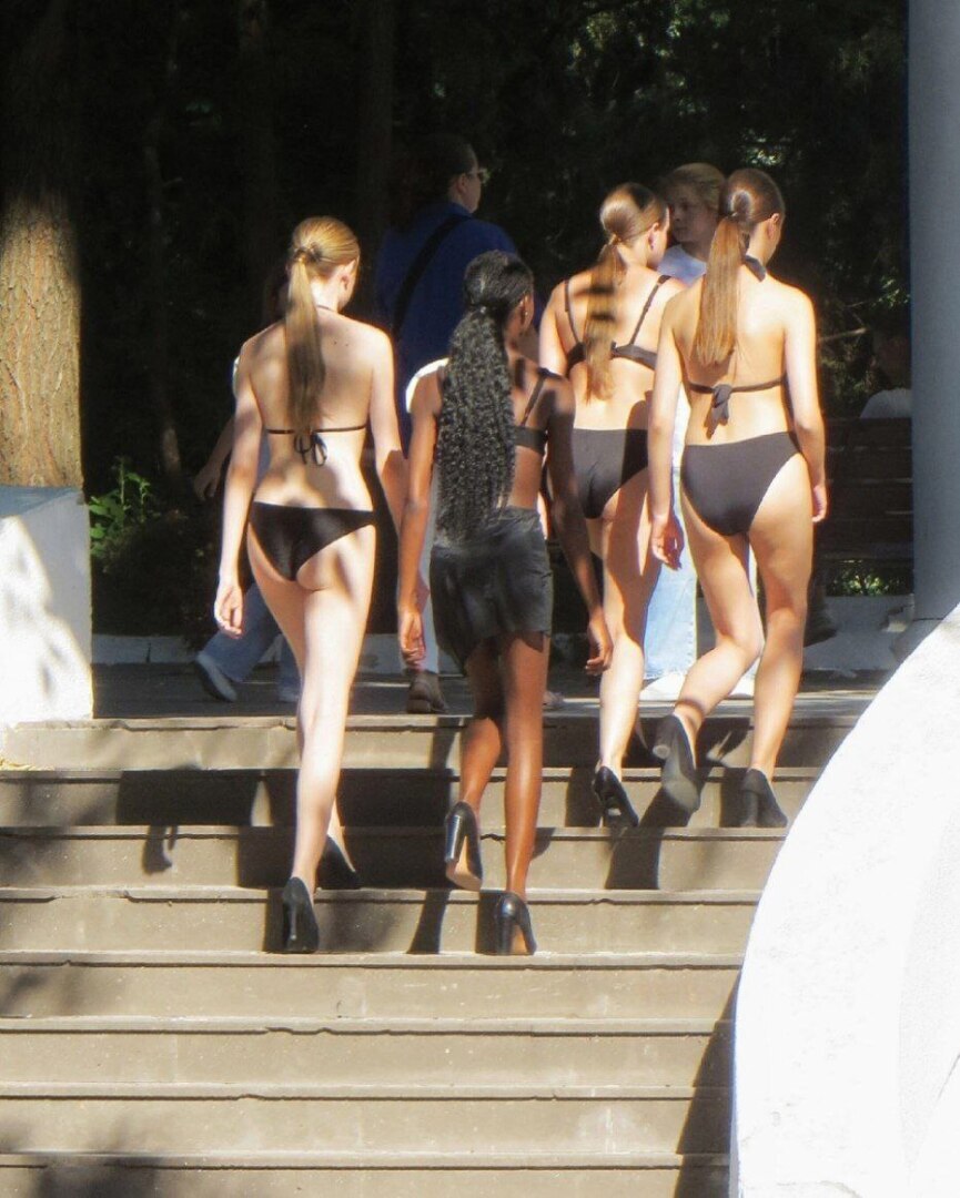 В Ростове прошел конкурс красоты среди подростков, вызвавший волну негодования(девочки в трусах и лифчики позируют под открытом небом