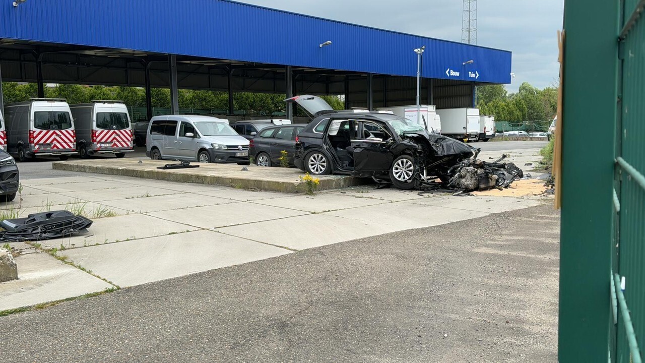 Несовершеннолетние, получившие серьезные травмы на автостоянке Макро, катались на припаркованной машине, в которой все еще был ключ