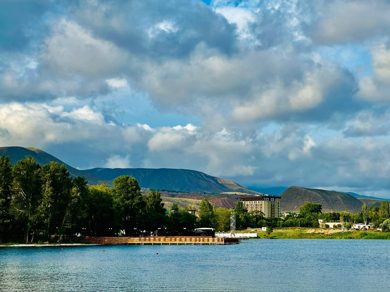 А знаете озеро, которое никогда не замерзает?