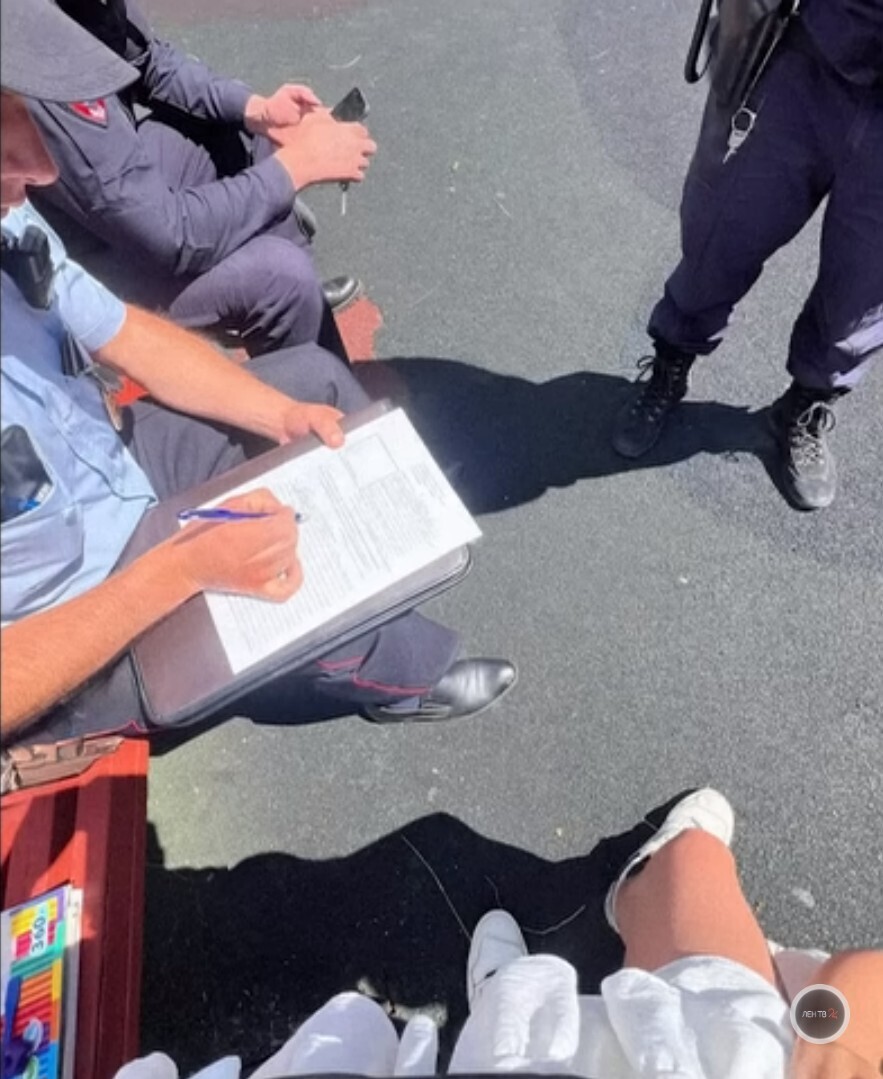 Тюлени должны загорать в зоопарке😮: Московский любитель солнечных ванн загорал в трусах на детской площадке, ударил девушку и получил 10 суток ареста