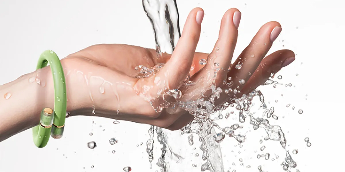 Xiaomi выпустила стильный браслет для отпугивания комаров.