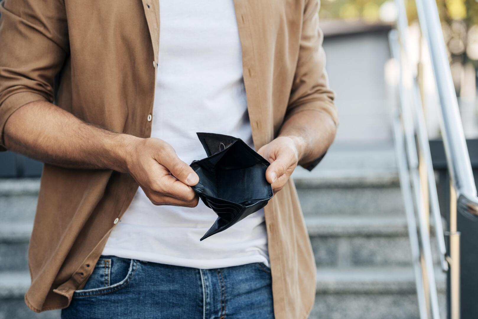 "Если у тебя чего - то нет, значит тебе и не надо" повтори ежедневно по нескольку раз и все, твой мозг перепрошит, похоже на бред