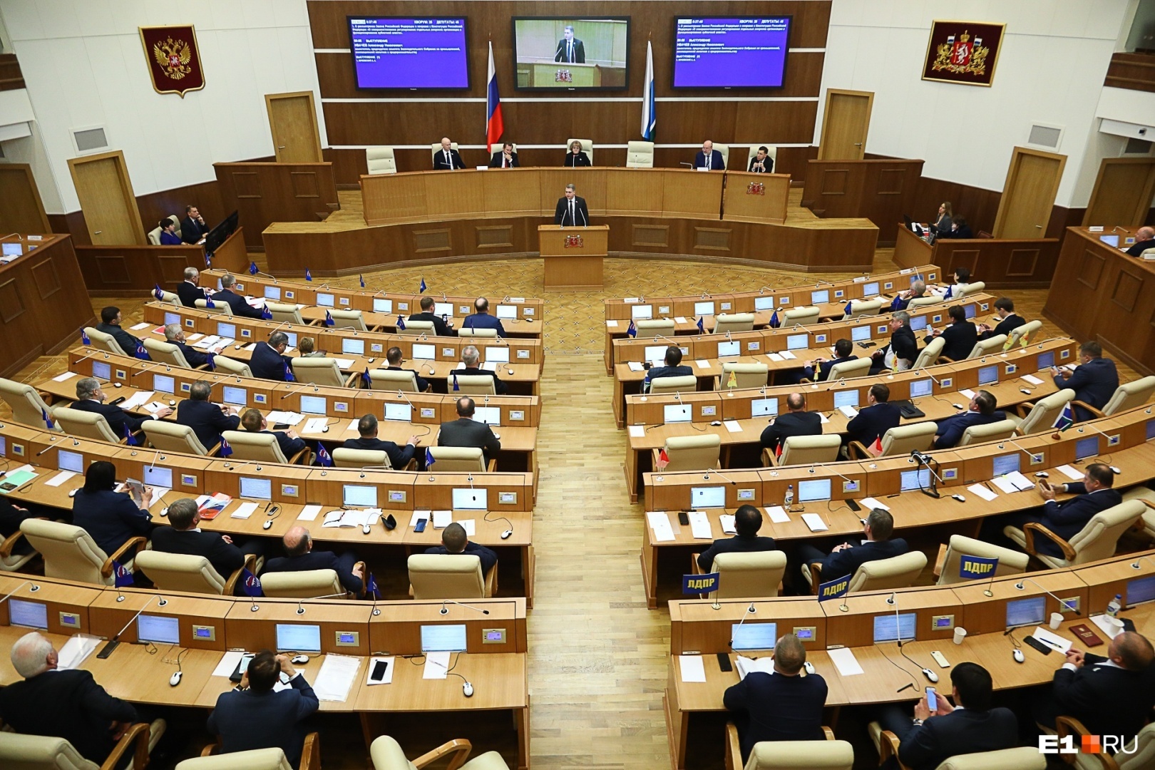 Нацбезопасность или снижение мобильности? Депутатов смогут лишать полномочий за выезд за границу