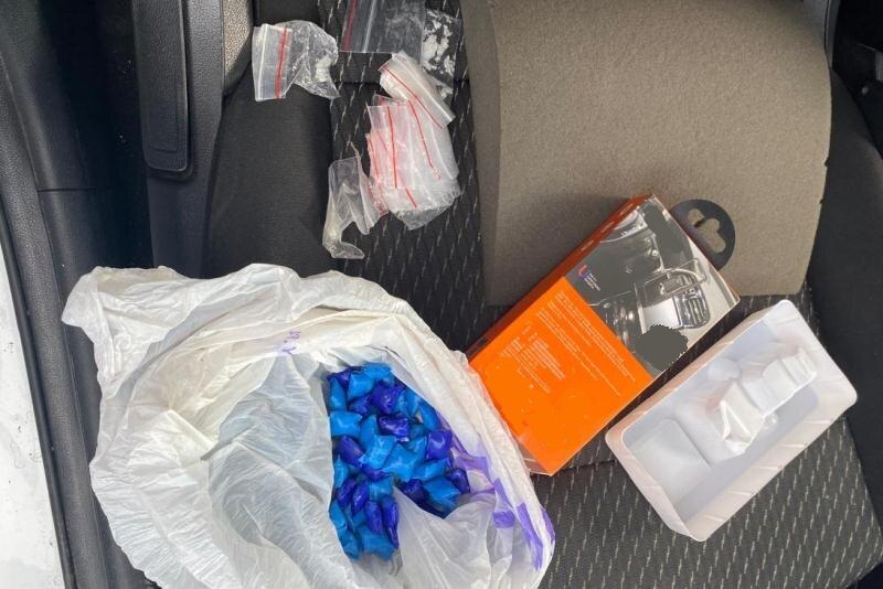 В Барнауле сотрудники полиции задержали двух иностранцев - наркокурьеров