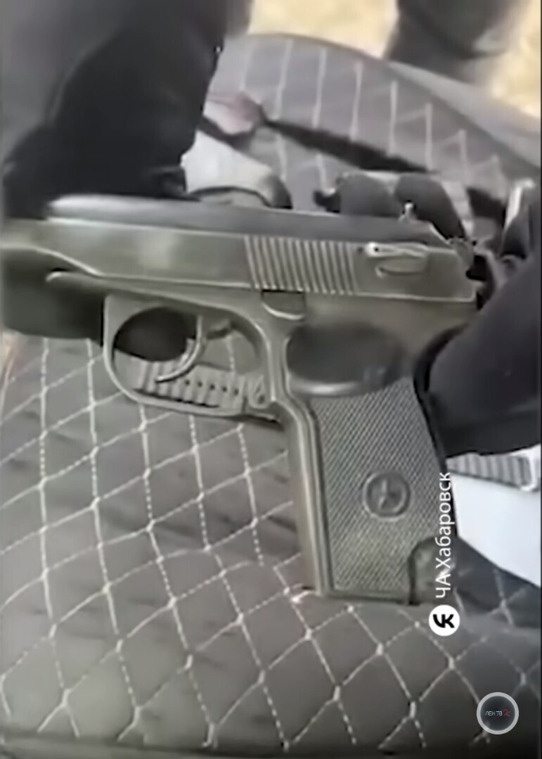 Как оригинально выбить долги: лжеполицейский приехал на разборки с охолощенным пистолетом и фальшивыми наркотиками, которые хотел подкинуть должникам