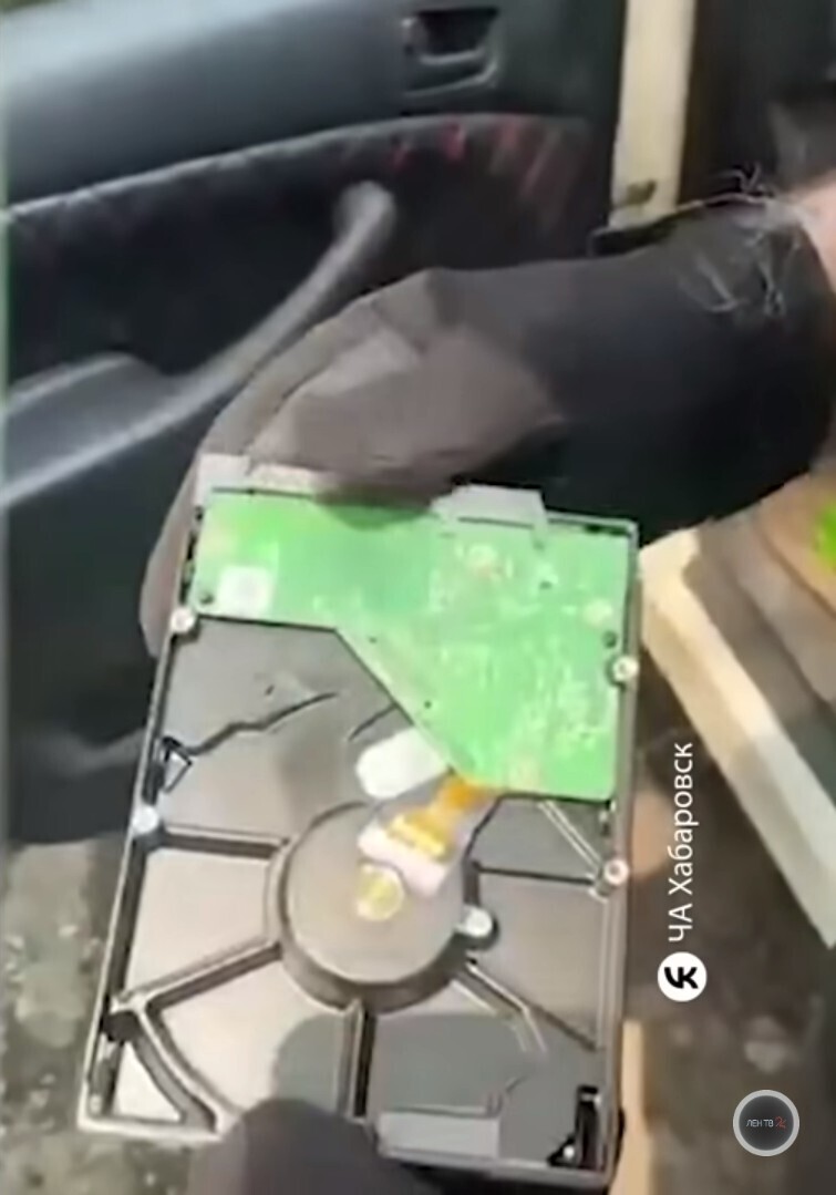 Как оригинально выбить долги: лжеполицейский приехал на разборки с охолощенным пистолетом и фальшивыми наркотиками, которые хотел подкинуть должникам