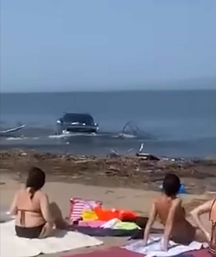 "Стой, стрелять буду": Полицейский запрыгнул в машину и задержал лихача за рулем, едва не передавившего отдыхающих на пляже