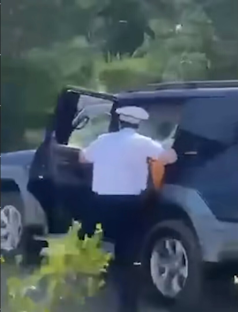 "Стой, стрелять буду": Полицейский запрыгнул в машину и задержал лихача за рулем, едва не передавившего отдыхающих на пляже
