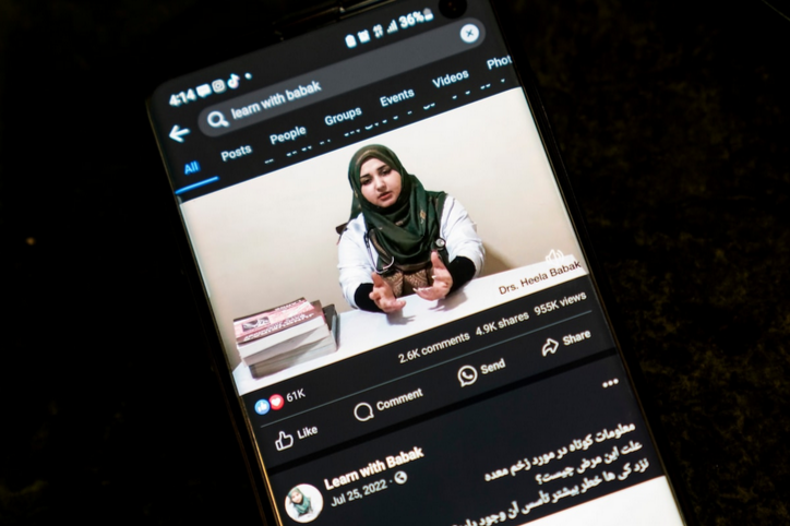 Поскольку Талибан ограничивает возможности афганских женщин, многие из них ведут тайную жизнь в Интернете