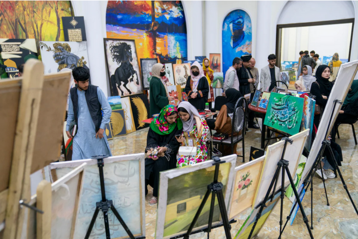 Поскольку Талибан ограничивает возможности афганских женщин, многие из них ведут тайную жизнь в Интернете