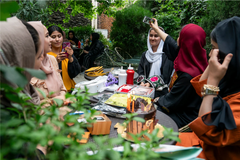 Поскольку Талибан ограничивает возможности афганских женщин, многие из них ведут тайную жизнь в Интернете