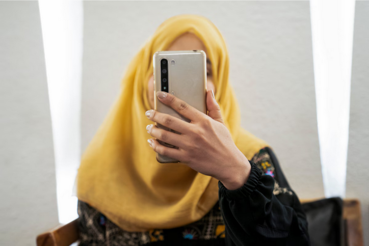 Поскольку Талибан ограничивает возможности афганских женщин, многие из них ведут тайную жизнь в Интернете