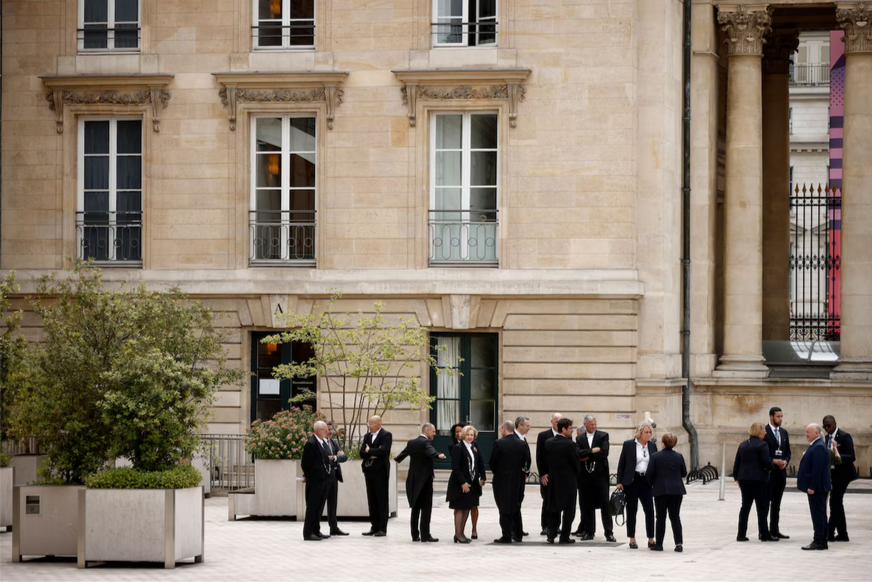 Разделенная Франция вступила на неизведанную политическую территорию после исторического голосования