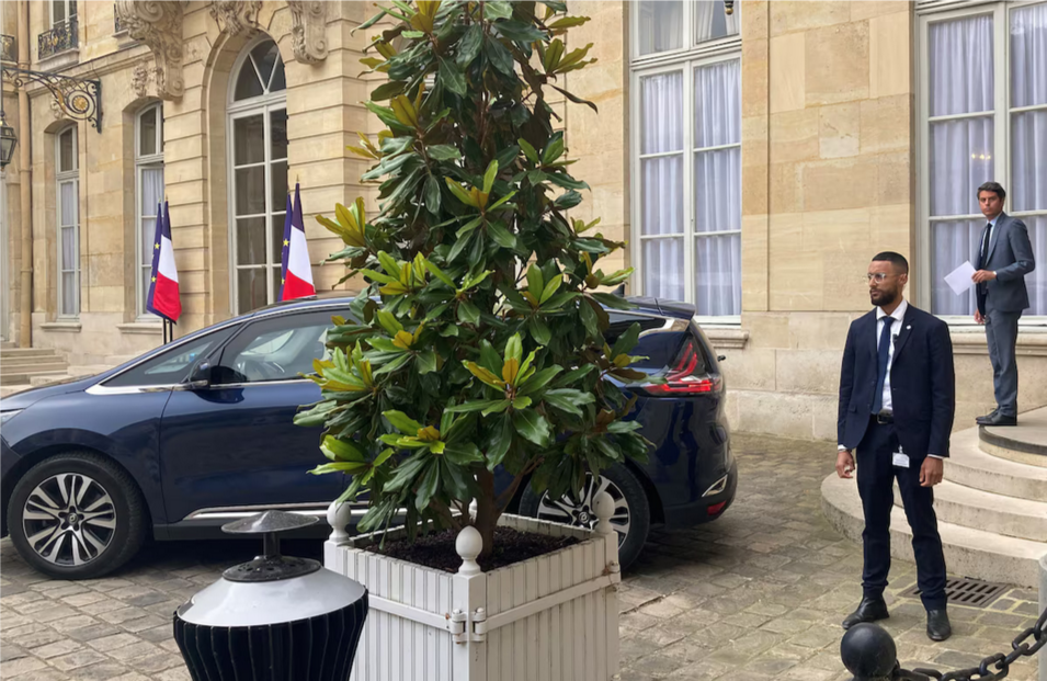 Разделенная Франция вступила на неизведанную политическую территорию после исторического голосования