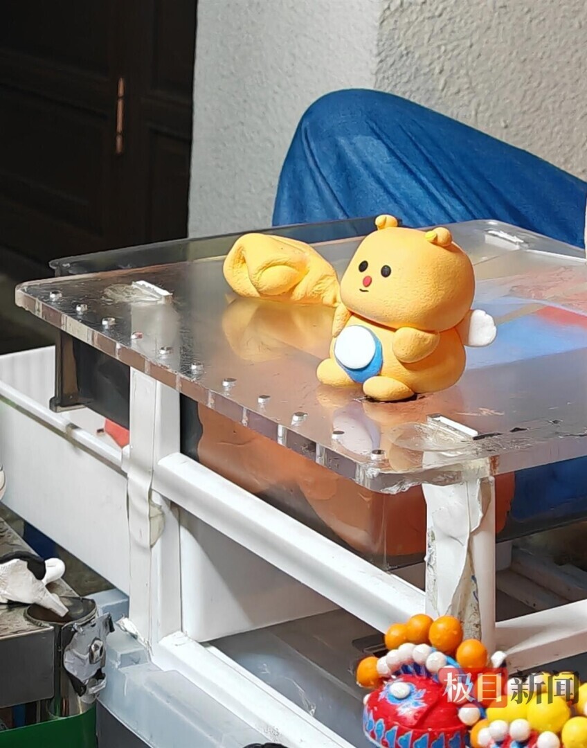 Безрукий человек делает глиняные фигурки, чтобы прокормить свою семью в Чэнду