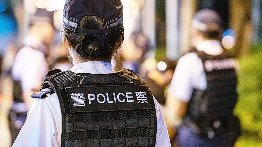 В КНР задержали пытавшегося ввезти в брюках более 100 редких змей