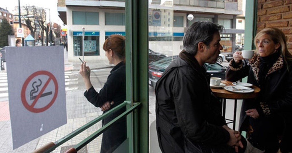 Госдума РФ готовит проект о запрете курения на остановках и у входов в магазины