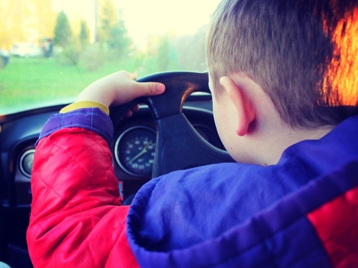 Несовершеннолетние за рулем в России: риски и ответственность