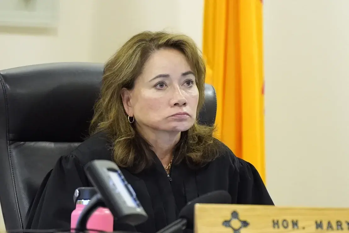 Суд по делу о съемках на съемочной площадке фильма "Ржавчина": Почему дело о непреднамеренном убийстве актера Алека Болдуина было закрыто