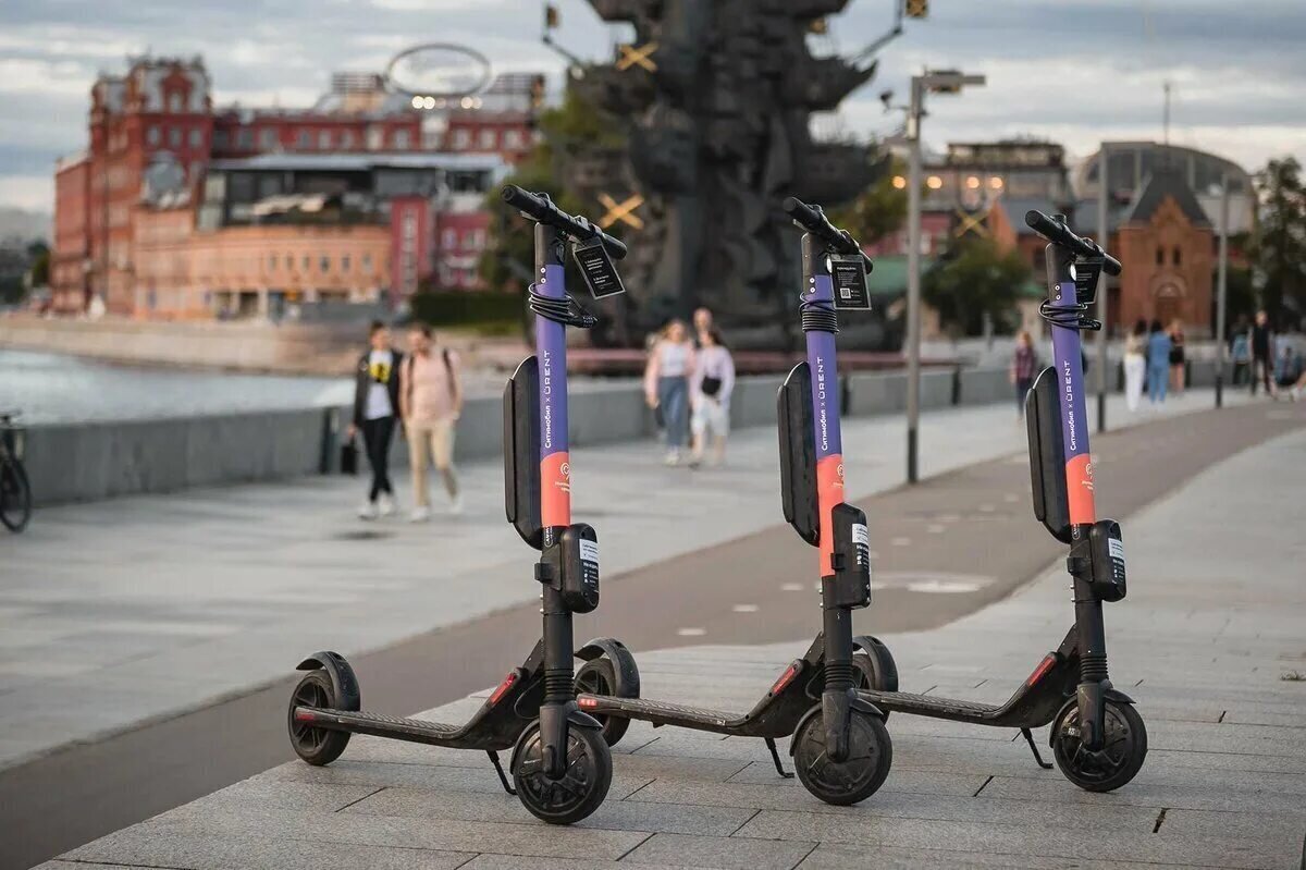 Электросамокатчиками решили заняться всерьез: штрафы, радиомаячки и номера