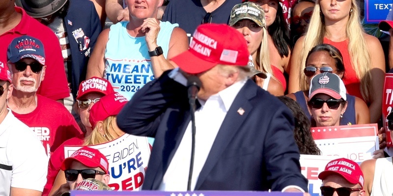 Стреляли в Трампа, а погиб экс-начальник пожарной охраны Пенсильвании. Одних провидение хранит, а других не жалует?