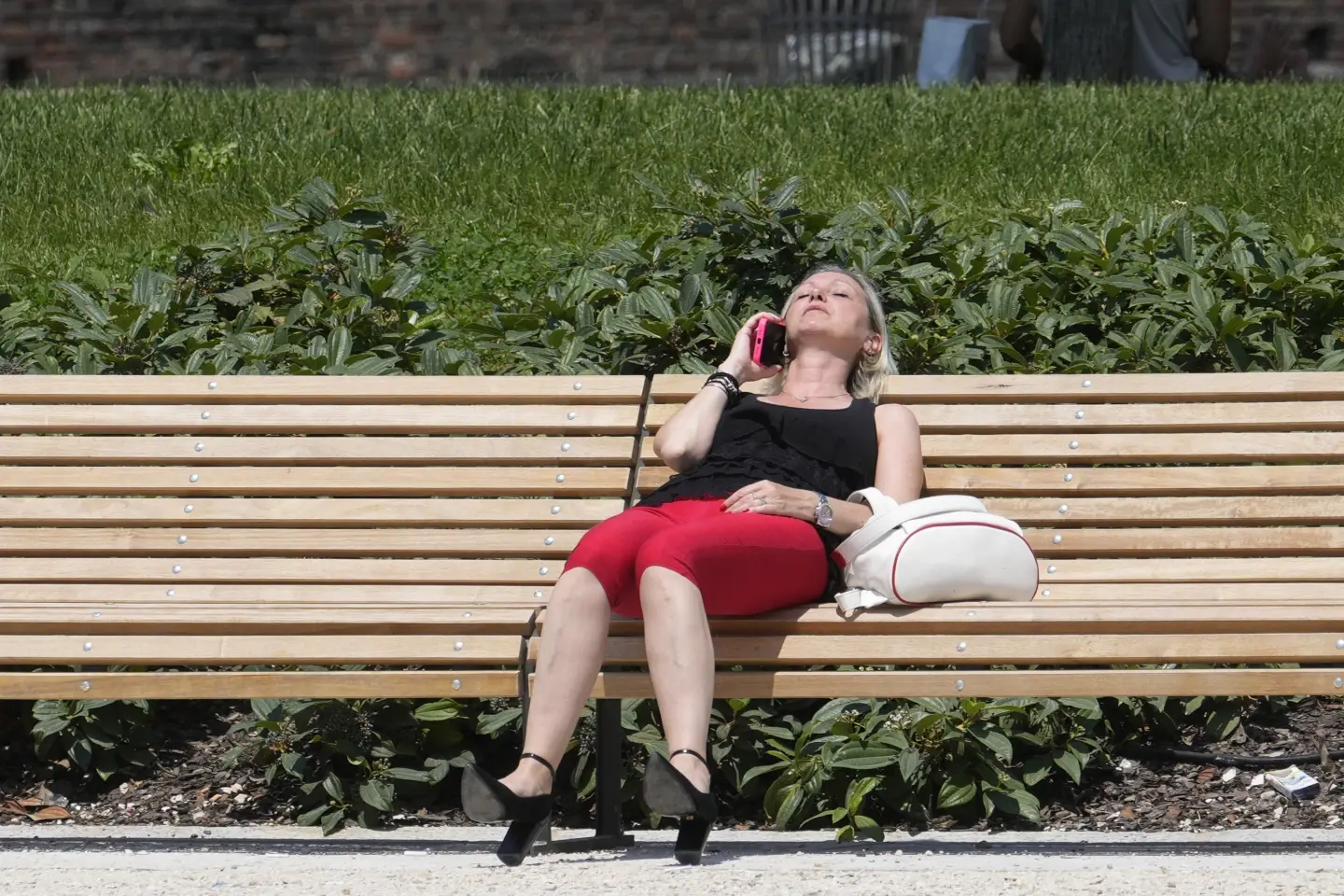 Греция закрывает Акрополь в самое жаркое время дня, поскольку южная Европа изнемогает от жары