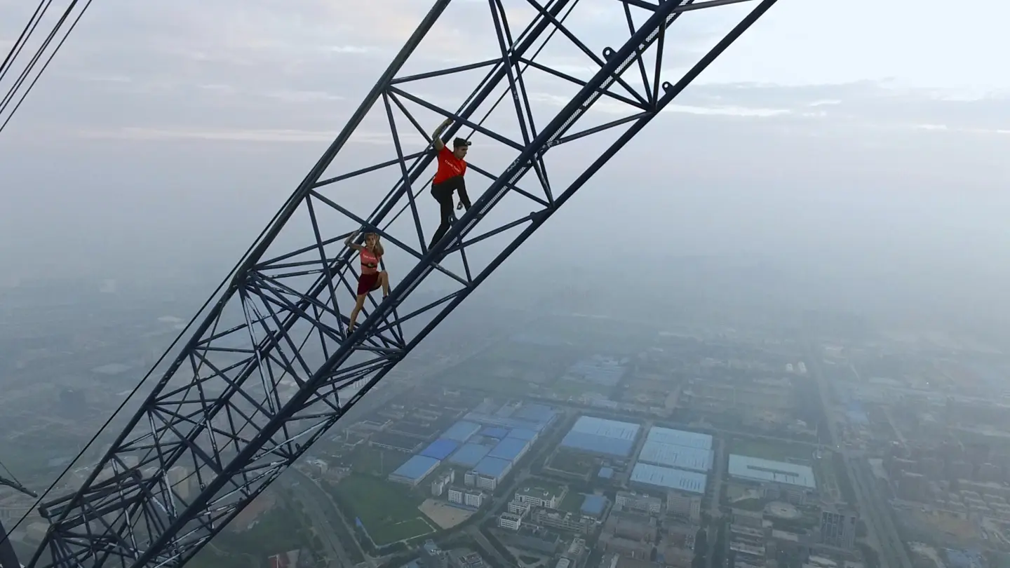 Рецензия на фильм: В поисках любви и последователей на городских высотах в фильме «Скайуокеры: История любви»