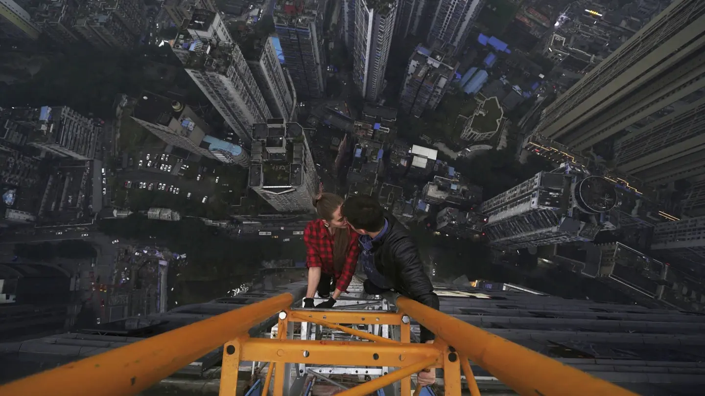 Рецензия на фильм: В поисках любви и последователей на городских высотах в фильме «Скайуокеры: История любви»