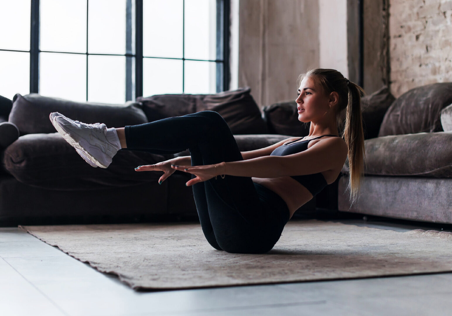 Уютный фитнес: лучшие упражнения для дома без спортивного инвентаря