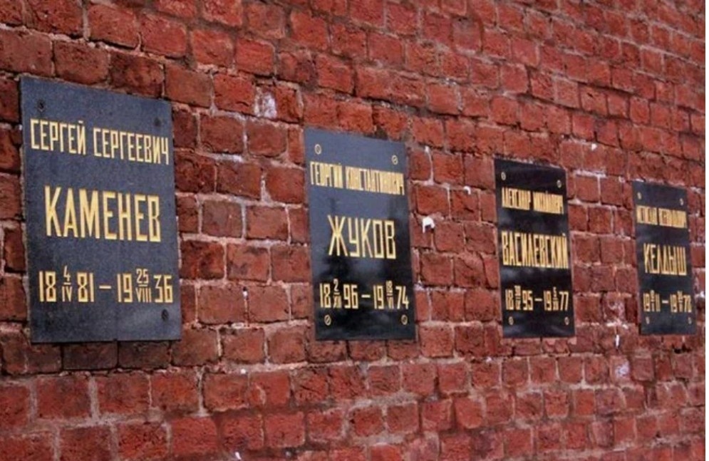 Кремлёвский некрополь: иерархия упокоения советских времён