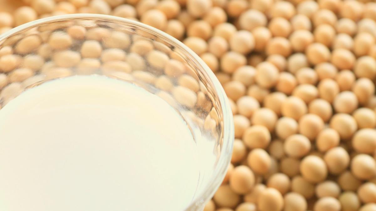 Как делается одна из популярнейших закусок - соевая спаржа? Вы будете удивлены