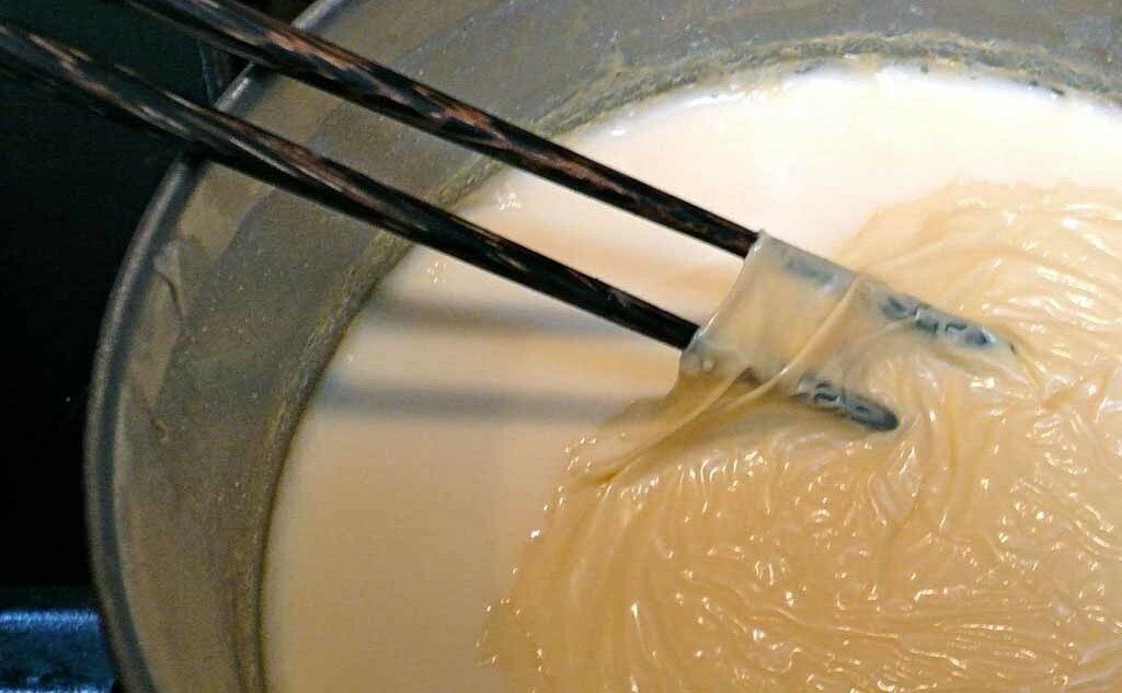 Как делается одна из популярнейших закусок - соевая спаржа? Вы будете удивлены