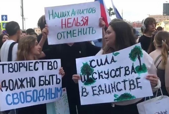 SHAMAN окрасил американское посольство в триколор!