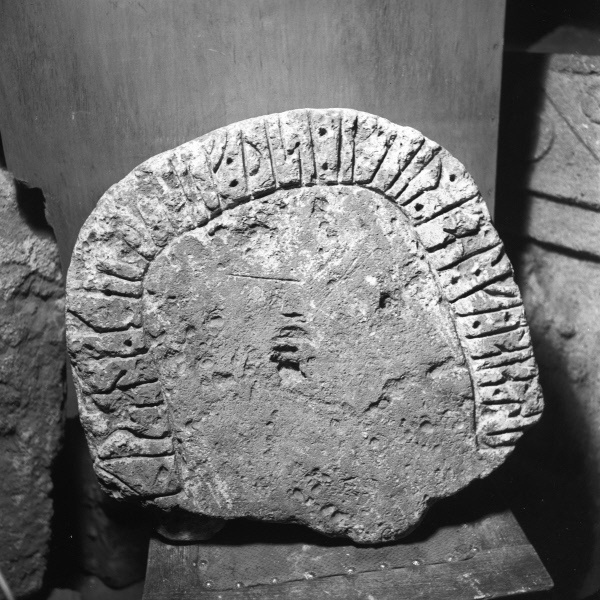 Исторический словарь: руны