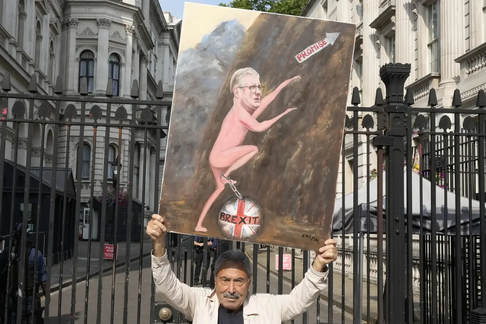 Новому премьер-министру Великобритании Кейру Стармеру грозит первая критика в Палате общин со стороны законодателей