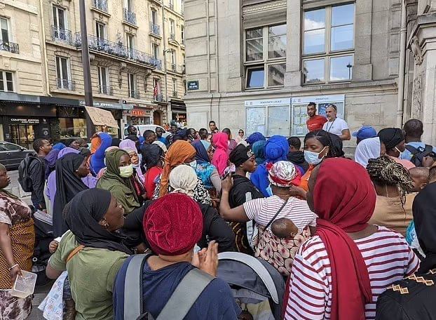 Бездомные протестуют у здания парижской мэрии, требуя решения жилищного кризиса накануне Олимпийских игр 2024 года.