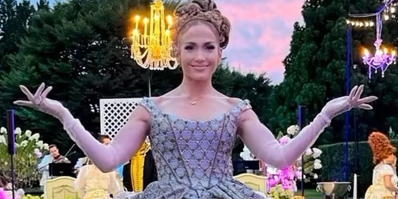 "Великолепная Дженнифер: Лопес отпраздновала 55-летие в стиле 'Бриджертона'"