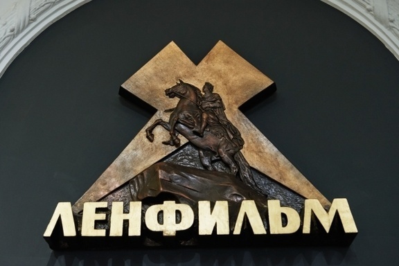 Следствие продолжается. Куда и почему сбежал обвиняемый в вымогательстве экс-глава «Ленфильма»?