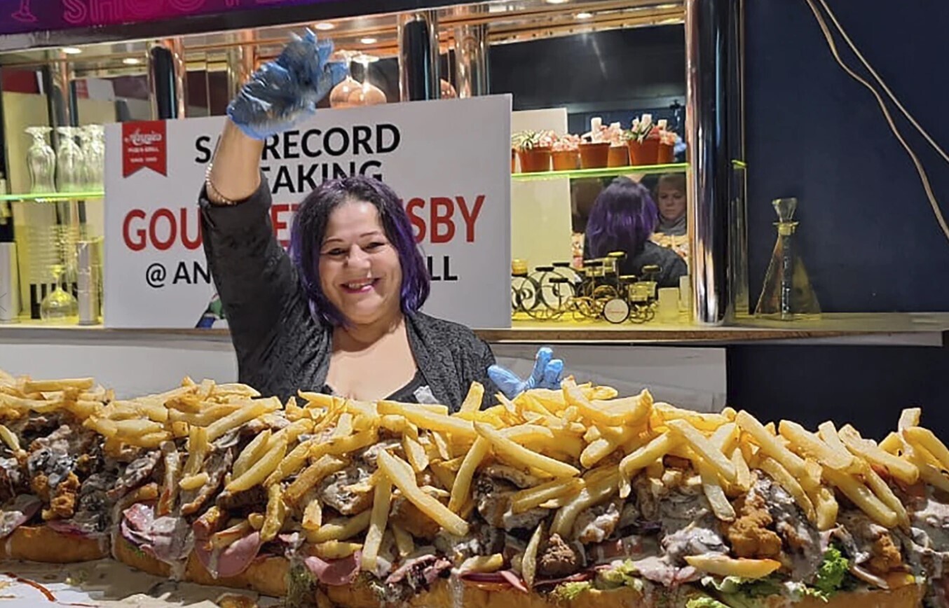 Эта почти 10-футовая субмарина «Гэтсби» создана в южноафриканском ресторане, где любят большие лодочки.