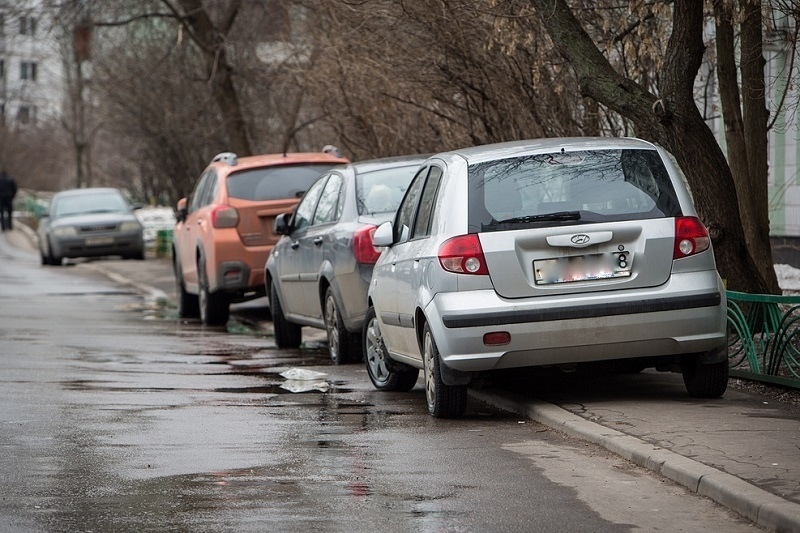 Как наказать автовладельцев, паркующихся на тротуаре в Российской Федерации?