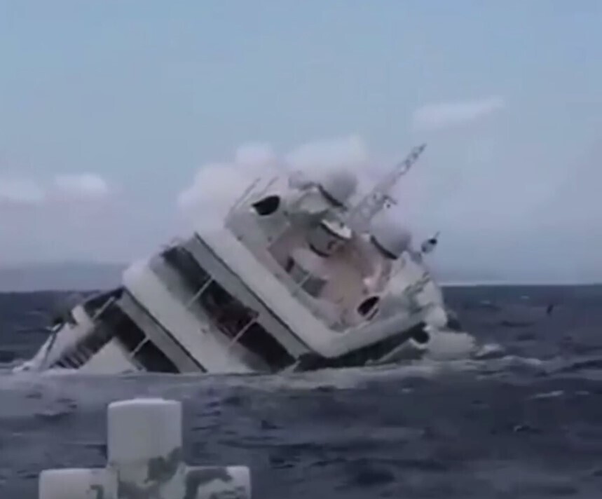 Роскошь и трагедия: что известно о мега яхте Ethos, которая тонет у берегов греческого острова?