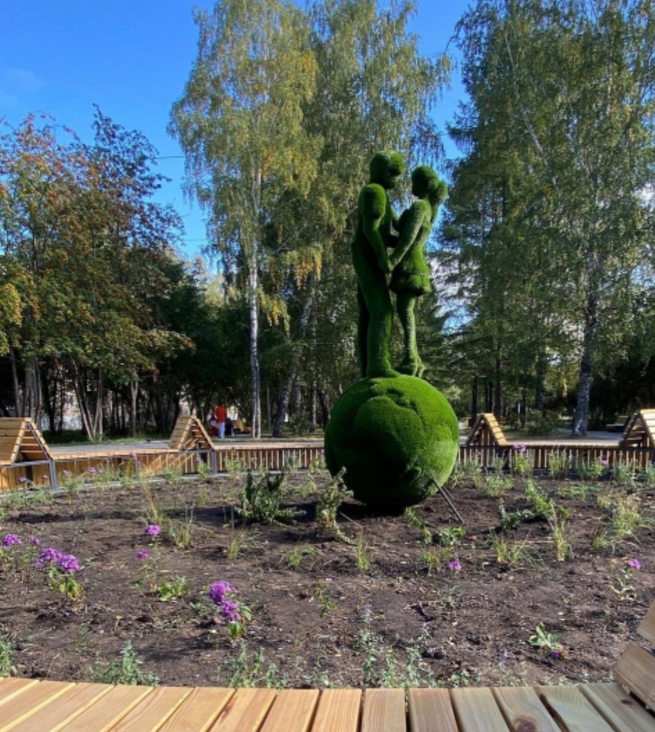 В одном далеком королевстве жил человек по имени Саша.
