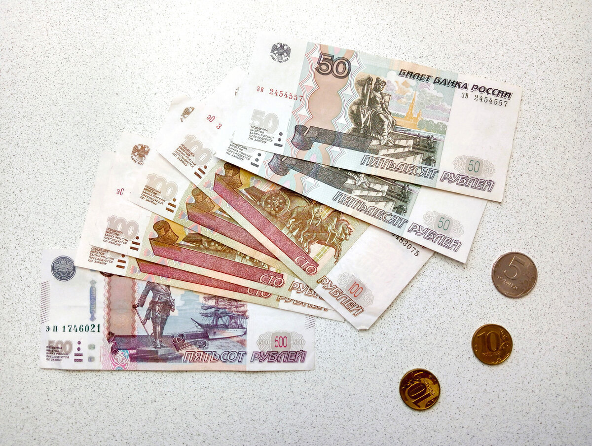 Экономлю и коплю деньги.