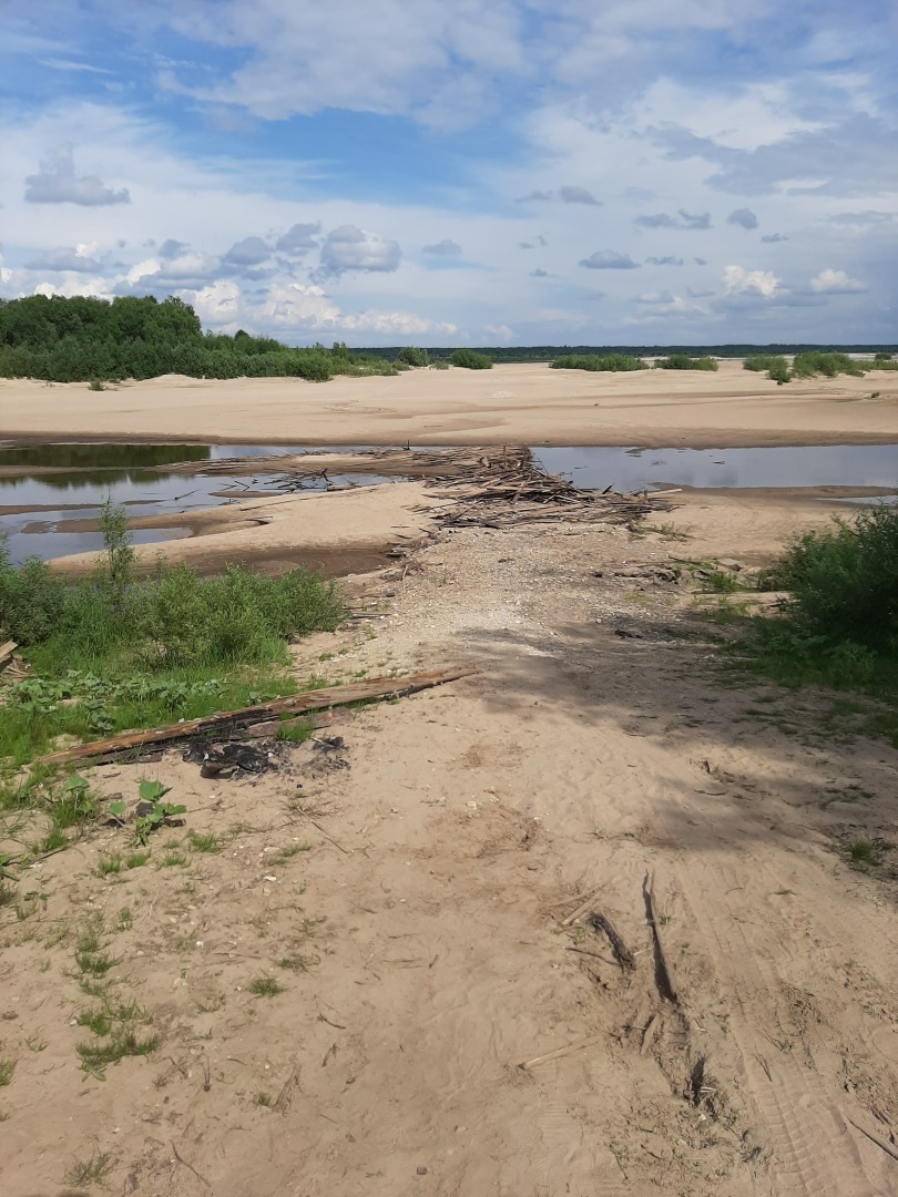 Спуск к пляжу на деревенском острове завален деревянными палками: это опасно для отдыхающих и наносит вред экологии
