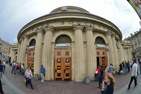 Почему в Москве буквы метро красного цвета, а в Санкт-Петербурге — синего?