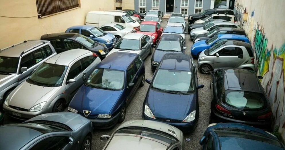 Почему во дворах российских городов не хватает парковочных мест?