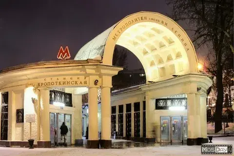 Почему в Москве буквы метро красного цвета, а в Санкт-Петербурге — синего?
