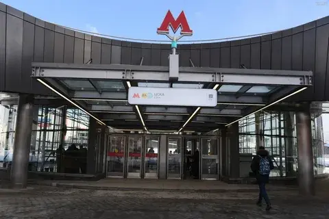 Почему в Москве буквы метро красного цвета, а в Санкт-Петербурге — синего?