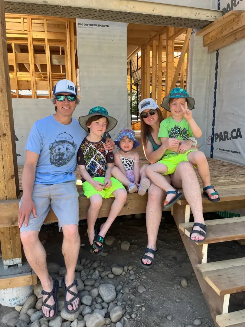 Эти гиды на природе только что потеряли свои дома из-за лесного пожара. Они верят в возрождение своего города