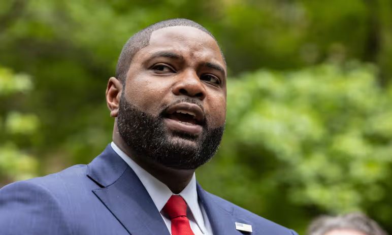 Союзник Трампа называет нападки Республиканской партии на расовую идентичность Харрис «фальшивым скандалом»